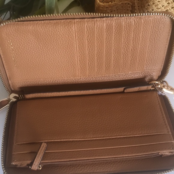 Tory Burch carter smartphone bi- fold wallet - Picture 4 of 4